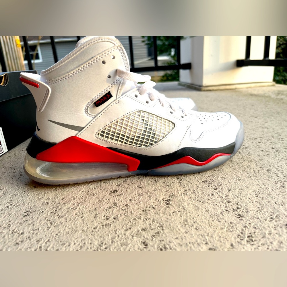 Air Jordan Mars 270